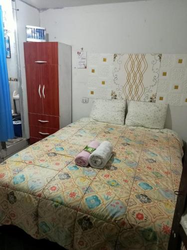 - une chambre avec un lit et 2 oreillers dans l'établissement CHAVIN inn with kitchen compartida Lima, à Lima