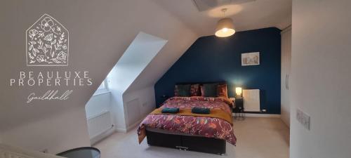 um quarto com uma cama e uma parede azul em Guildhall - Beauluxe Properties large property - 3 bedroom - 4 beds - sleeps upto 6 people em Church Gresley