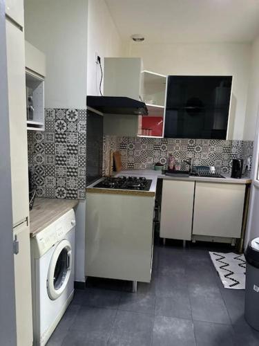 Il comprend une petite cuisine équipée d'une cuisinière et d'un lave-vaisselle. dans l'établissement T3 joli proche gare et ville, à Troyes