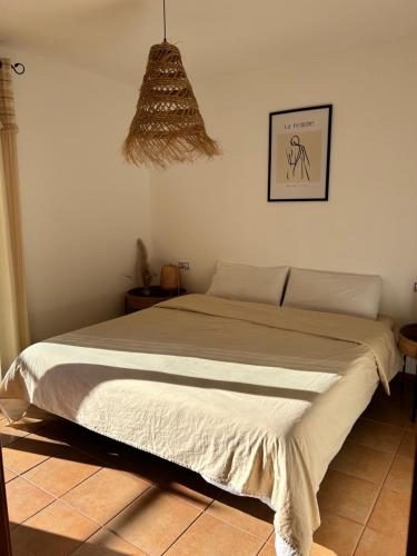 a bedroom with a large bed in a room at Charming Casa in Majanicho in Lajares