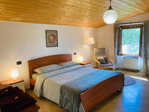 博比奧的住宿－Casa nella natura a Bobbio，一间卧室设有一张大床和一个窗户。