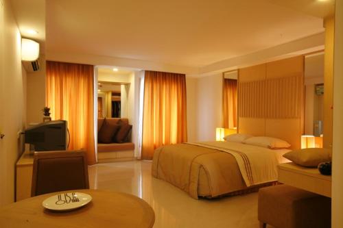 Säng eller sängar i ett rum på Romance Hotel Bangna
