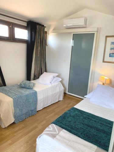 une chambre d'hôtel avec deux lits et un miroir dans l'établissement SCI MD, à Porto-Vecchio