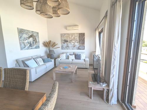 un salon avec un canapé et une table dans l'établissement SCI MD, à Porto-Vecchio
