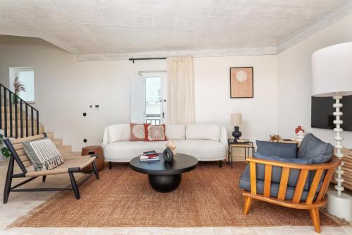 タヴィラにあるCasas da Formosa - Casa das Olariasのソファと椅子のあるリビングルーム