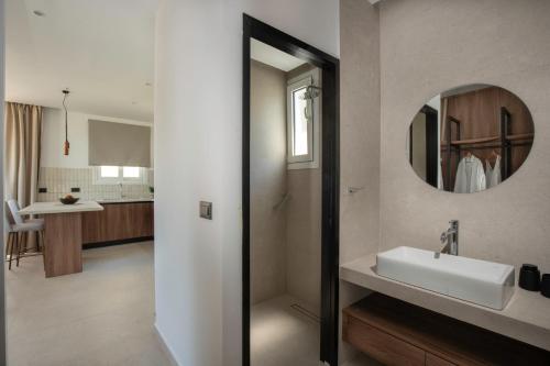 阿察格羅斯的住宿－Theros Luxury Apartment，一间带水槽和镜子的浴室