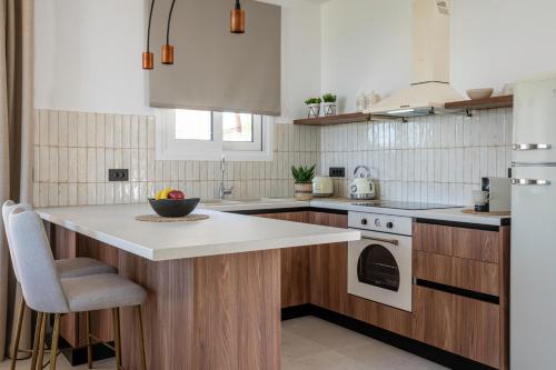 阿察格羅斯的住宿－Theros Luxury Apartment，厨房配有木制橱柜和台面