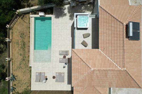 einen Blick über den Pool auf ein Haus in der Unterkunft Queen of Zakynthos Luxury Villas in Ammoudi