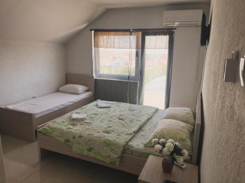 - une petite chambre avec 2 lits et une fenêtre dans l'établissement Authentic 2018, à Šid