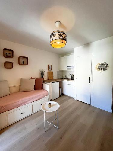 un salon avec un canapé et une table dans l'établissement Le nid douillet de Jade, à La Londe-les-Maures