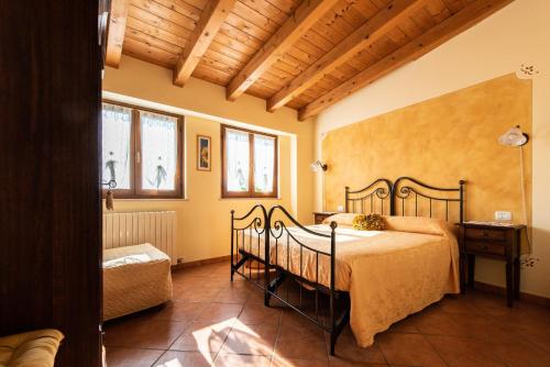 a bedroom with a bed in a room at Agriturismo El Crear in San Pietro in Cariano