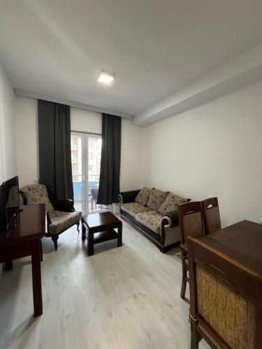 un soggiorno con divano e tavolo di D&M Apartments a Struga