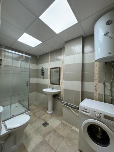 W łazience znajduje się umywalka i pralka. w obiekcie D&M Apartments w mieście Struga