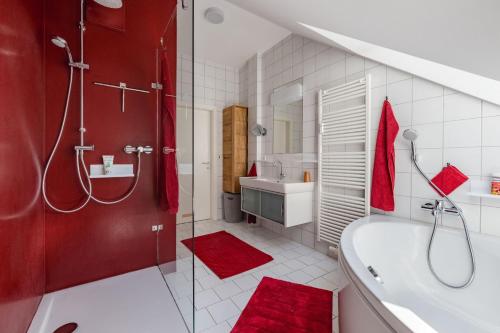 een badkamer met een bad en een wastafel bij TAMLiving Graz Center 2 Schlafzimmer Comfort Air conditioning WIFI XBOX in Graz