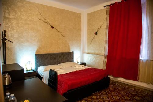 een hotelkamer met een bed en een rood gordijn bij Infinity Passion in Rho