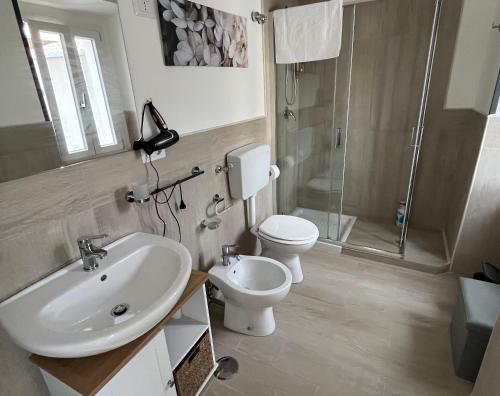 La salle de bains est pourvue d'un lavabo, de toilettes et d'une douche. dans l'établissement Alla Posta Matrimoniale Relax, à Posta Fibreno