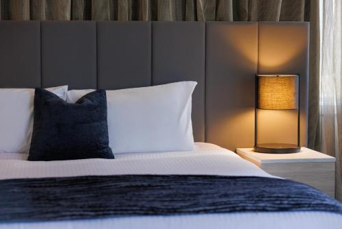 A bed or beds in a room at Hotel Grand Chancellor Melbourne