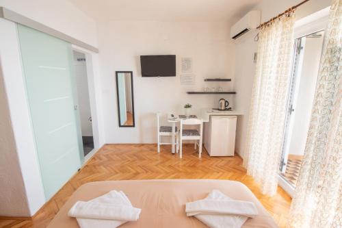 a small room with a bed and a table at Plaza 2 in Sveti Juraj