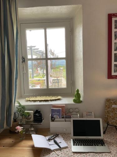 Μια τηλεόραση ή/και κέντρο ψυχαγωγίας στο Chambre d'hôtes chez Maguy B-Villa Makeire