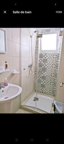 Phòng tắm tại Appartement familial 5 min plage skhirat