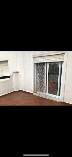 a room with a window and a white wall at villa amplia y acogedora-alcudia smir in Fnidek