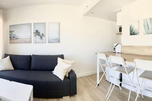 un salon avec un canapé bleu et une table dans l'établissement Superbe rooftop vue mer Port Santa Lucia 5 pers, à Saint-Raphaël