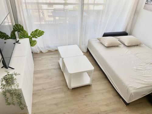 - une petite chambre avec un lit et une plante dans l'établissement Superbe rooftop vue mer Port Santa Lucia 5 pers, à Saint-Raphaël