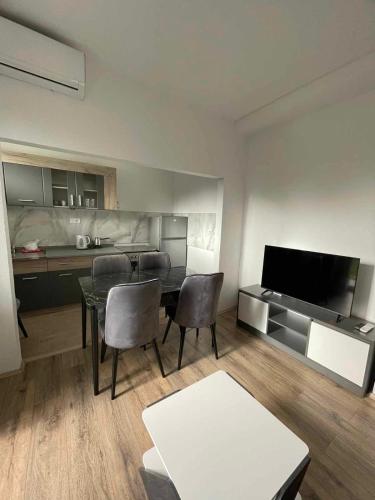 ストルガにあるApartment Saraのテーブルと椅子、キッチンのあるリビングルーム