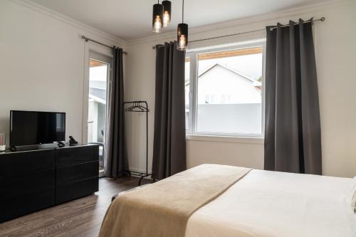 una camera da letto con un letto, una tv e una finestra di Incense a Água de Alto