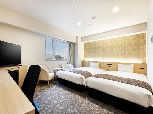 pokój hotelowy z 2 łóżkami i telewizorem z płaskim ekranem w obiekcie Daiwa Roynet Hotel Gifu w mieście Gifu