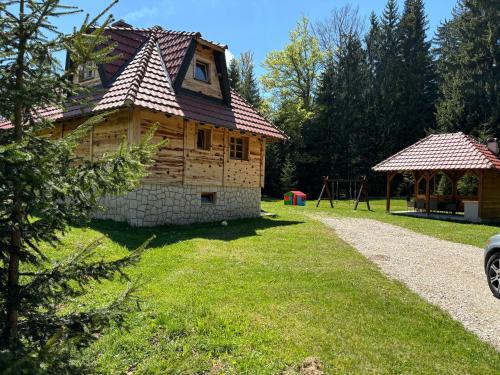 Vrt ispred objekta Tara Cottage