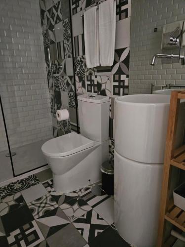 ポルトにある4PortoApartments#2のバスルーム(トイレ、洗面台、バスタブ付)
