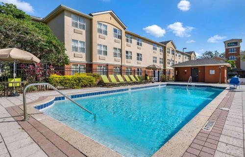 einem Pool vor einem Gebäude in der Unterkunft Extended Stay America Suites - Orlando - Maitland - Summit Tower Blvd in Orlando