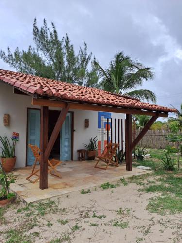 eine Terrasse mit Stühlen und ein Haus in der Unterkunft Casa Sofia - Macapá Paradise in Luis Correia