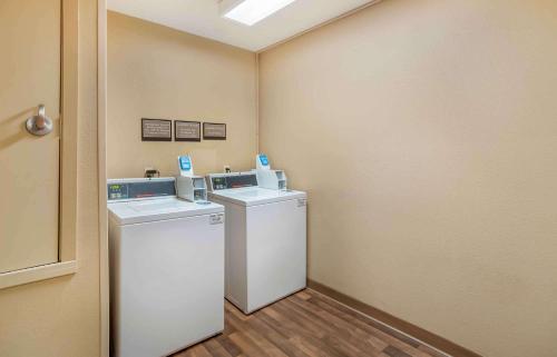 een wasruimte met 2 wastafels en een wasmachine bij Extended Stay America Suites - Columbia - Columbia Corporate Park in Columbia