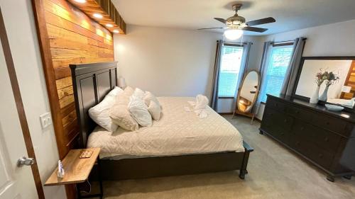Ένα ή περισσότερα κρεβάτια σε δωμάτιο στο 3 Bedroom in Hocking Hills w King Bed Logan Ohio