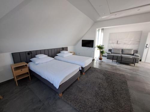 Una cama o camas en una habitación de Tulipan