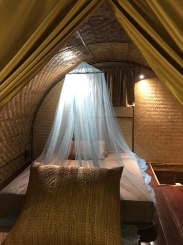 Ένα ή περισσότερα κρεβάτια σε δωμάτιο στο Chakerpor bamboo house 3