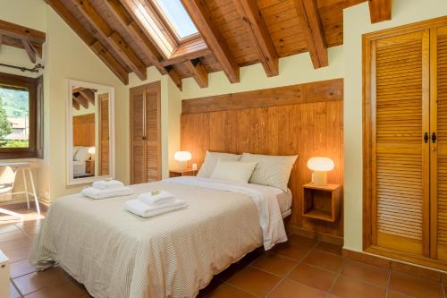 a bedroom with a bed with two towels on it at Casa Velasco in Esles