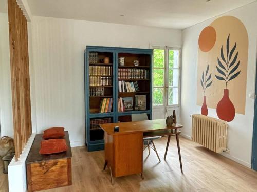 Cette chambre dispose d'un bureau et d'une étagère à livres. dans l'établissement Lesptitsyo, à Beaufort-en-Vallée