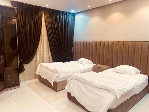 1 Schlafzimmer mit 2 Betten und einem Fenster in der Unterkunft جودة الحياة in Al Kharj