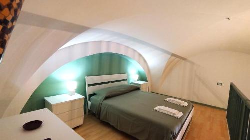 1 dormitorio con cama y techo abovedado en The Wooden Loft - Bari Centro, en Bari