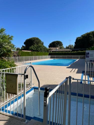 Magnifique 2 pièces design, moderne, calme, proche plage, résidence avec piscine, tennis, wifi et place de parking privée