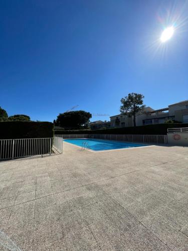 une piscine avec un ciel bleu en arrière-plan dans l'établissement Bali vibes piscine tennis wifi AC Clim, à Antibes
