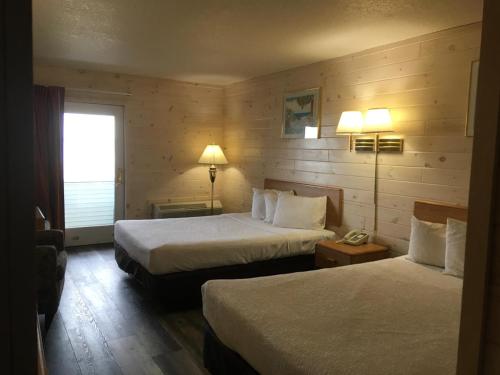 Giường trong phòng chung tại Great Mackinaw Beachfront Hotel
