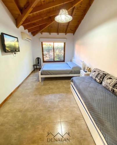 a bedroom with two beds in a room at Casa Tinta Roja 2 de 1 dormitorio in Villa Gesell