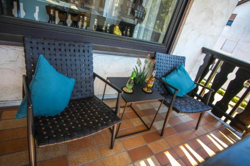 two chairs and a table on a balcony at Zentral - Gemütlich - Küche - Balkon - Garage in Bad Lippspringe
