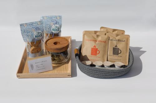 a basket of bread and a bag of coffee at 星降る別邸WANASA in Kannoura