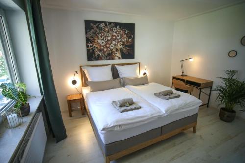 a bedroom with a bed with two towels on it at Zentral - Gemütlich - Küche - Balkon - Garage in Bad Lippspringe