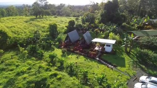 una vista aérea de una casa en un campo en Flora Glamping de Abuela en Fortuna